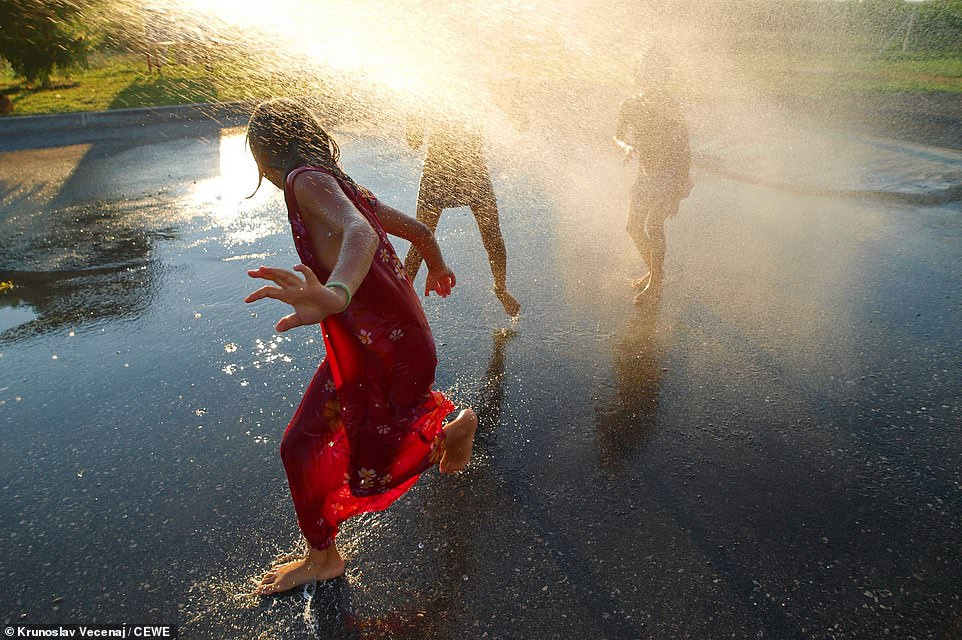 Các em nhỏ nô đùa đưới ánh nắng mặt trời mùa hè ở Heresin, Croatia. Khoảnh khắc này do nhiếp ảnh gia Krunoslav Vecenaj ghi lại.
