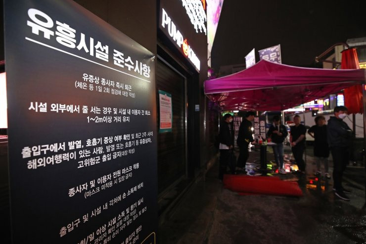 Một hộp đêm ở Itaewon thông báo đóng cửa khi phát hiện ca nhiễm COVID-19 trong khu phố. Ảnh: Yonhap. Mời độc giả xem thêm video: WHO chính thức đặt tên cho virus corona mới là SARS-CoV-2 (Nguồn video: VTC1)