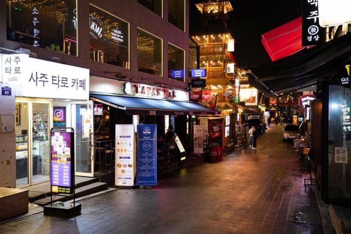 Chính quyền thủ đô Seoul tiếp tục yêu cầu các quán bar, vũ trường, hộp đêm trên toàn thành phố phải tạm ngừng hoạt động do lo ngại nguy cơ ổ dịch COVID-19 mới bùng phát mạnh. Ảnh: Star.