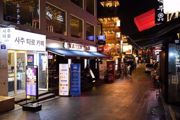 Chính quyền thủ đô Seoul tiếp tục yêu cầu các quán bar, vũ trường, hộp đêm trên toàn thành phố phải tạm ngừng hoạt động do lo ngại nguy cơ ổ dịch COVID-19 mới bùng phát mạnh. Ảnh: Star.