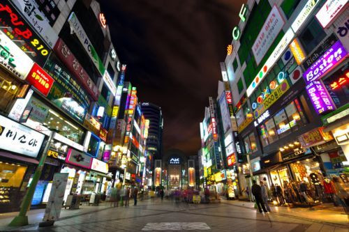 "Chúng tôi sẽ khẩn trương triển khai đội ứng phó COVID-19 để xác định danh tính và nơi ở của những người từng đến quán bar và câu lạc bộ đêm càng sớm càng tốt", một quan chức cảnh sát Seoul cho hay. Ảnh: Pinterest.