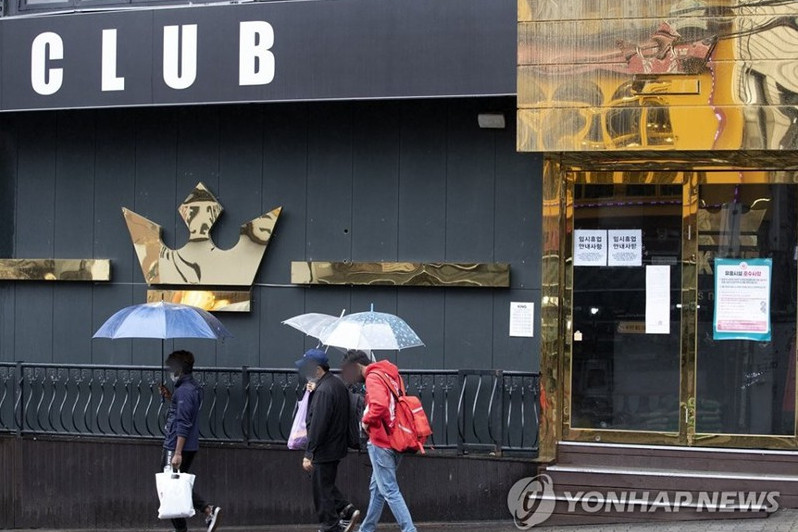 Được biết, người đàn ông mang mầm bệnh nói trên đã ghé thăm 5 quán bar ở Itaewon trong khoảng thời gian từ đêm 1/5 đến rạng sáng 2/5. Ảnh: Yonhap.