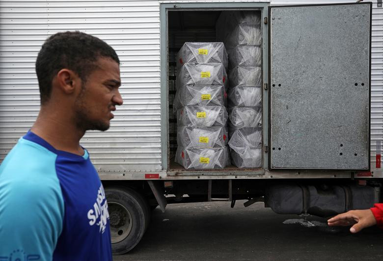 Chiếc xe tải chở đầy quan tài từ bang Sangta Catarina được các nhà tang lễ ở Manaus đặt mua hôm 8/5.