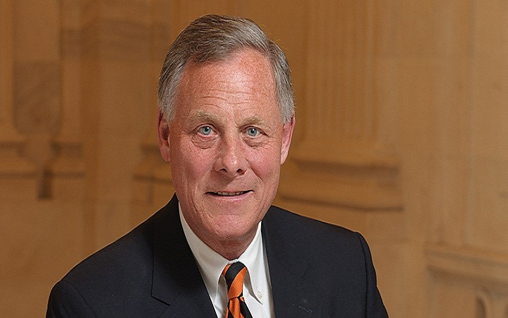 Chan dung Chu tich Uy ban Tinh bao Thuong vien My vua tu chuc