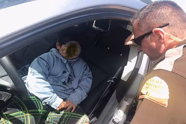 Be trai 5 tuoi lai o to lang lach giua duong cao toc