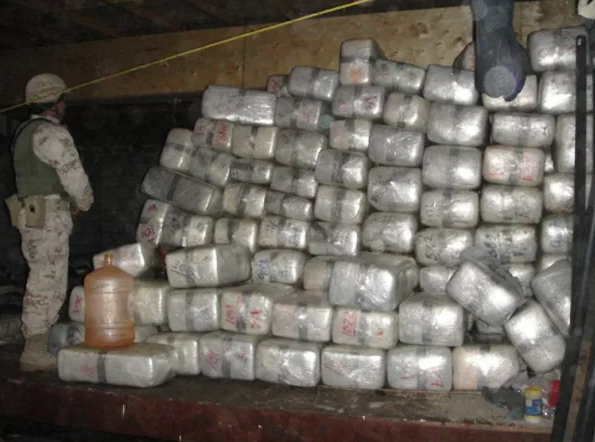 Được biết, trùm ma túy Mexico El Chapo từng dùng các đường hầm để buôn lậu số ma túy trị giá khoảng 12 tỷ USD xuyên biên giới. Ảnh: 24,5 tấn cần sa được tìm thấy trong một đường hầm vào năm 2010.