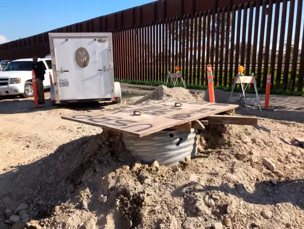 Đường hầm chạy từ Tijuana (Mexico) tới California (Mỹ) có những bức tường được gia cố. Nhiều túi cocaine, heroin và methamphetamine được cất giấu ở đó.