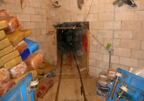 Sau khi El Chapo bị biệt giam tại Mỹ, các băng đảng đối thủ đã tìm cách tranh giành hệ thống đường hầm vận chuyển ma túy dọc biên giới Mỹ-Mexico mà hắn để lại.