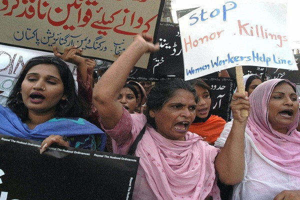 Lo video than mat voi nam gioi, co gai bi cha ban chet