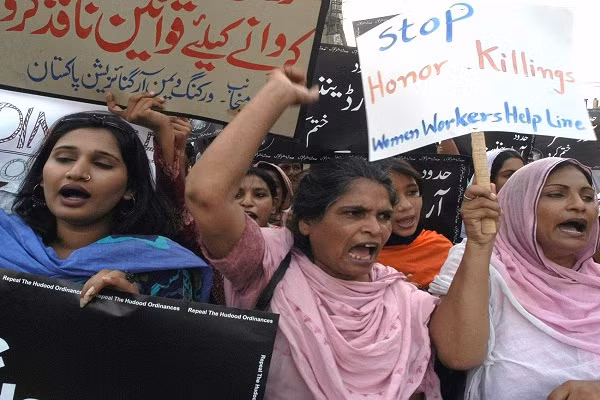 Lo video than mat voi nam gioi, co gai bi cha ban chet