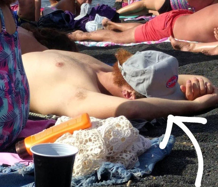 Người đàn ông đang nằm ngửa hay nằm sấp?