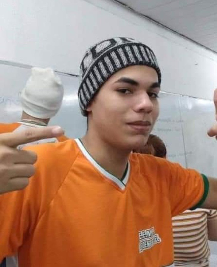 Nhìn thoáng qua ai cũng tưởng chàng trai này đang cầm một cây kem. Đây là một trong những khoảnh khắc trùng hợp vui nhộn trong cuộc sống.