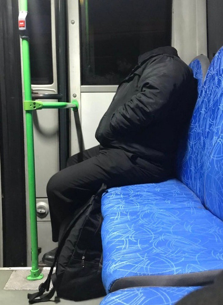 Hốt hoảng với hình ảnh người đàn ông không đầu? Ồ không, chỉ là một chàng trai mặc áo hoodie đang ngủ gật mà thôi.