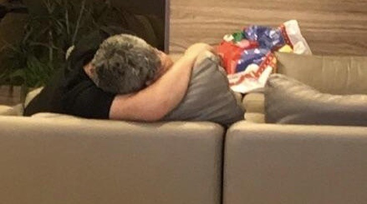 Nhìn thoáng qua, ai cũng nghĩ là hai người đang ôm nhau, nhưng thật ra người đàn ông áo đen đang ôm chiếc gối trên sofa.