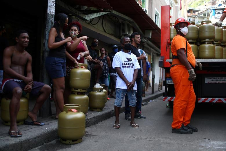 Người dân chờ nhận bình gas để nấu ăn từ một tổ chức phi chính phủ tại khu ổ chuột Rocinha, Rio de Janeiro, trong những ngày dịch bệnh hoành hành.