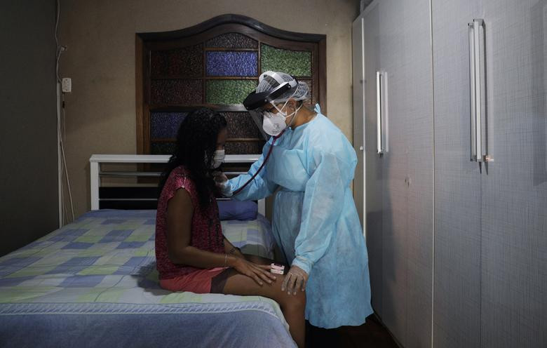 Một nhân viên y tế khám cho bệnh nhân COVID-19 ở ngoại ô Rio de Janeiro hôm 23/5.