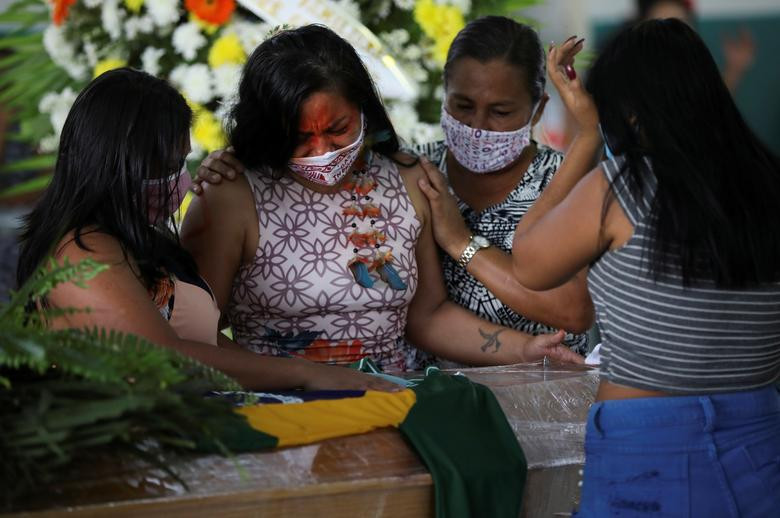 Kể từ khi Brazil ghi nhận ca nhiễm đầu tiên hồi tháng 2 đến nay, hai Bộ trưởng Y tế Brazil đã từ chức. Họ yêu cầu chính phủ có nhiều biện pháp hỗ trợ cho các bệnh viện hơn và tổ chức xét nghiệm COVID-19 diện rộng nhưng không được Tổng thống chấp thuận.