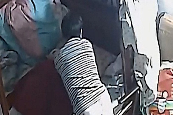 Me qua doi, con xem lai camera phat hien su that soc