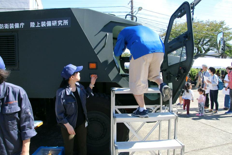 Một số người dân có cơ hội chui vào trong LCV khám phá. Nguồn ảnh: bmpd