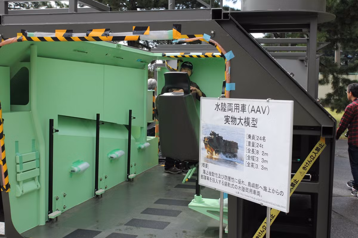 Người dân Nhật được trải nghiệm mô hình phục vụ huấn luyện xe thiết giáp lội nước AAV. Nguồn ảnh: bmpd