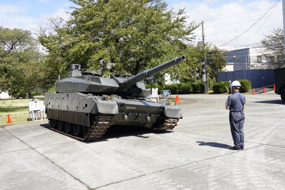 Trong ảnh, các vị khách mời đang được chiêm ngưỡng khả năng độc đáo của xe tăng chủ lực Type 10. Nguồn ảnh: bmpd