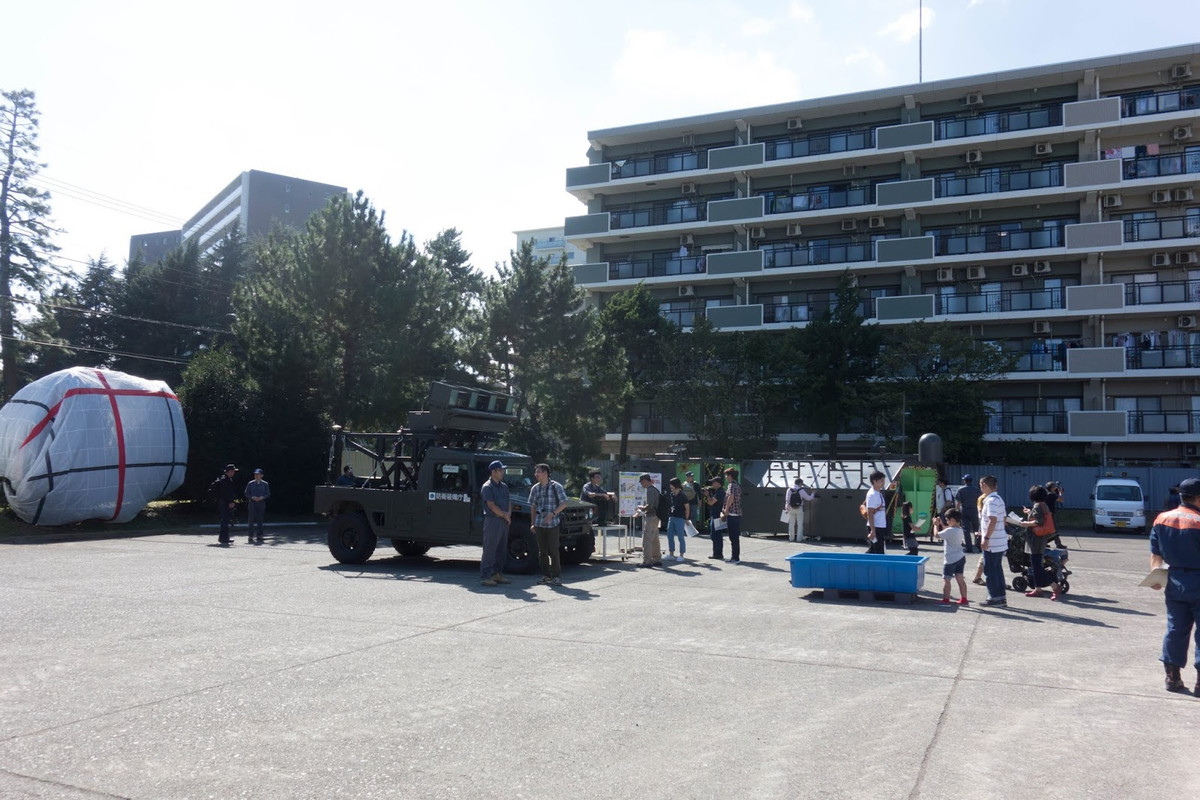 Nhật Bản thường xuyên có những chương trình cho phép người dân được tiếp cận các cơ sở quân sự dù là tối mật tới đâu. Ở điểm này, nhiều quốc gia phải học hỏi Nhật Bản rất nhiều ở việc công khai các trang bị quốc phòng tới người dân. Nguồn ảnh: bmpd