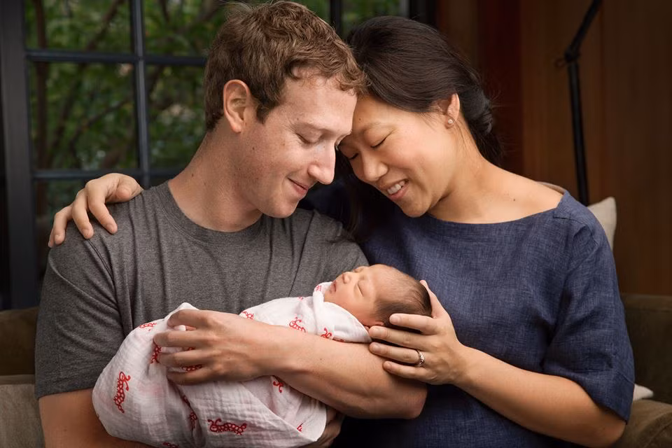  Con gái đầu lòng của Mark Zuckerberg ra đời ngày 2/12. Để chào mừng sự ra đời của con gái Max, Mark Zuckerberg tuyên bố dành 99% tài sản, tương đương 45 tỷ đô la Mỹ để đầu tư lo cho thế hệ tương lai, trong đó có con gái anh.