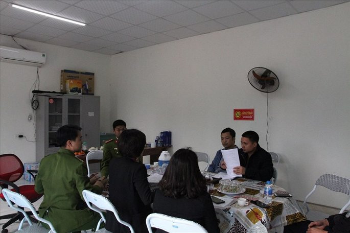 Cong an kiem tra cong ty nghi chon trom chat thai hoi thoi o Soc Son