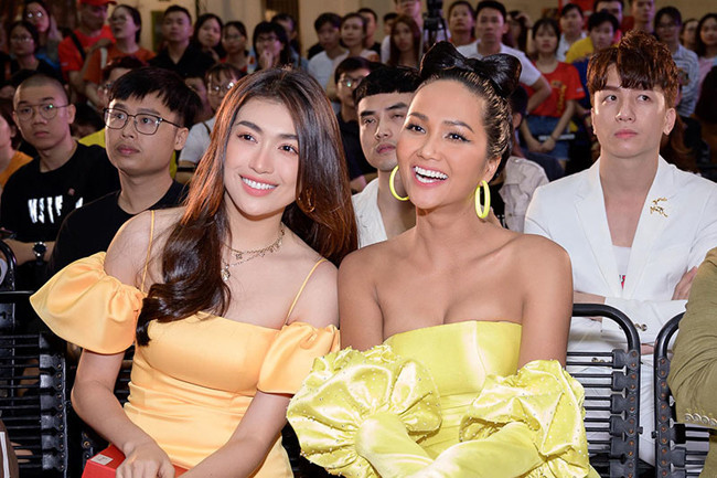  H'Hen Niê gây chú ý trong buổi offline chung kết Cuộc đua kỳ thú 2019 với chiếc đầm o bế vòng một.