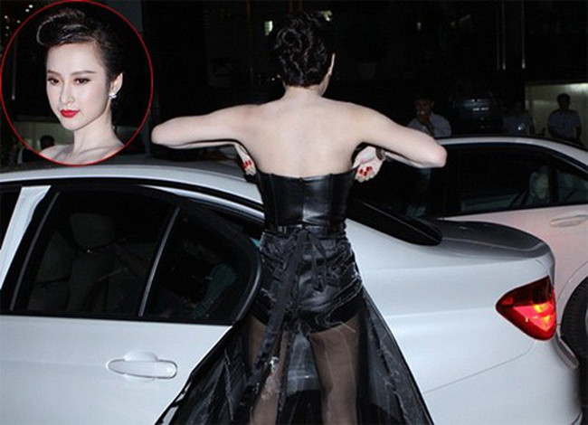 Vậy nhưng váy áo làm "khổ chủ" lúng túng, ngượng ngùng chỉnh lại sau khi bước xuống xe.