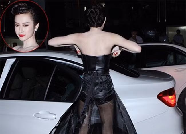 Vậy nhưng váy áo làm "khổ chủ" lúng túng, ngượng ngùng chỉnh lại sau khi bước xuống xe.