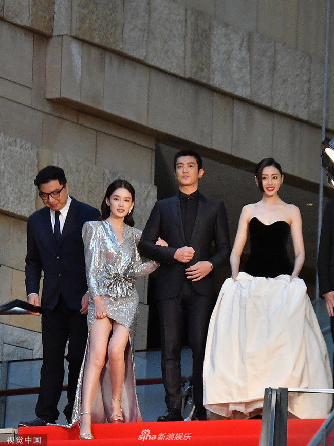 LHP Quốc tế Tokyo tháng 10 vừa qua, Lý Thấm gây sốt khi diện váy xẻ cao. Người đẹp khá loay hoay trong việc sợ có khoảnh khắc hớ hênh khi bước trên thảm đỏ. Muốn đẹp, muốn sexy nhưng xem chừng các người đẹp cũng khốn khổ vì váy áo.