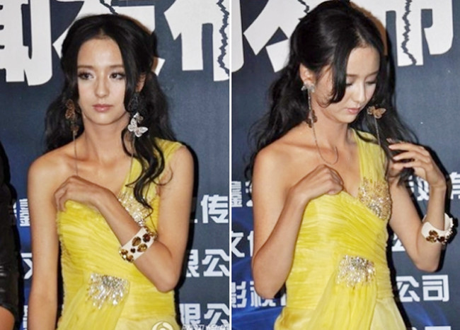 Đồng Lệ Á khoe thân hình đầy gợi cảm trong bộ váy quây vai chéo có vòng một khá sexy. Giữa buổi giao lưu, chiếc váy của Lệ Á tụt xuống, khiến nữ diễn viên này rất lúng túng.