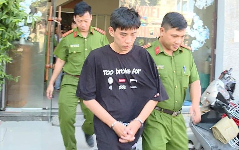 Bat giu doi tuong nhieu lan “yeu” ban gai nhi sau khi quen qua mang xa hoi