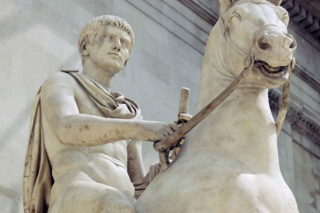 Caligula là một hoàng đế La Mã, người được nhớ đến nhiều nhất vì sự điên cuồng và tàn nhẫn. Một trong những khoảnh khắc điên nhất của Caligula là khi vị hoàng đế này phong con ngựa của mình, Incitatus thành một thượng nghị sĩ của thành Rome.