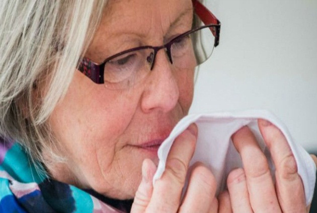 Mặc dù không có xét nghiệm chẩn đoán xác định đối với bệnh Parkinson, nhưng vẫn có người có thể ngửi thấy mùi bệnh này. Thực tế, một phụ nữ người Anh tên Joy Milne, có thể phát hiện bệnh Parkinson bằng cách ngửi. Đặc biệt, cách chẩn đoán bệnh của bà Joy hoàn toàn chính xác, thậm chí chính xác trước khi các triệu chứng xuất hiện. Đến nay các nhà khoa học vẫn chưa thể giải thích.