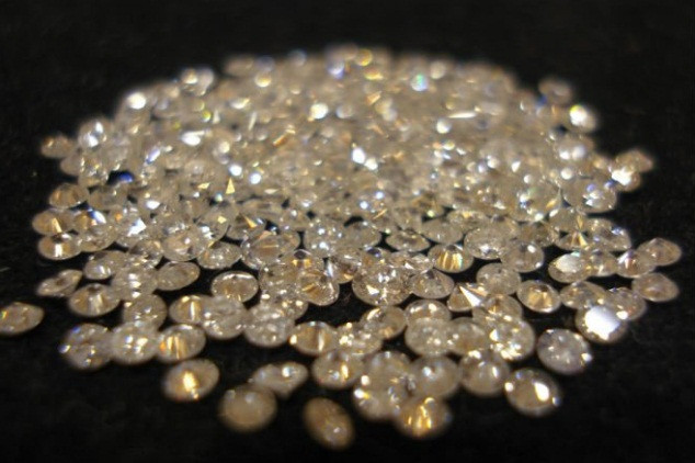 Các nhà nghiên cứu từ NASA suy đoán rằng rất có thể sẽ có mưa kim cương trên Sao Mộc và Sao Thổ. Dữ liệu khí quyển mới từ hai hành tinh chỉ ra rằng, carbon rất dồi dào ở dạng tinh thể. Những cơn bão sét biến đổi khí mê-tan thành bồ hóng, hóa cứng thành những viên gạch than chì và sau đó là kim cương khi nó rơi xuống.