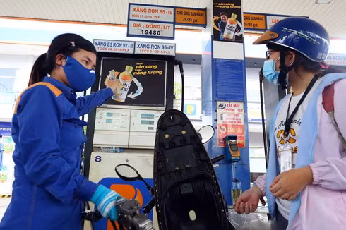 Gia xang duoc dieu chinh the nao vao hom nay 15/12?