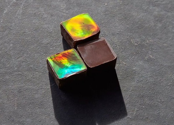 "Lạ" loại socola lấp lánh ánh cầu vồng và bật mí thú vị