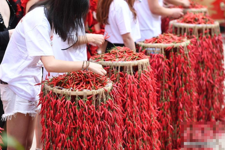Nong bung nguoi voi cuoc thi an ot chi thien sieu cay-Hinh-4