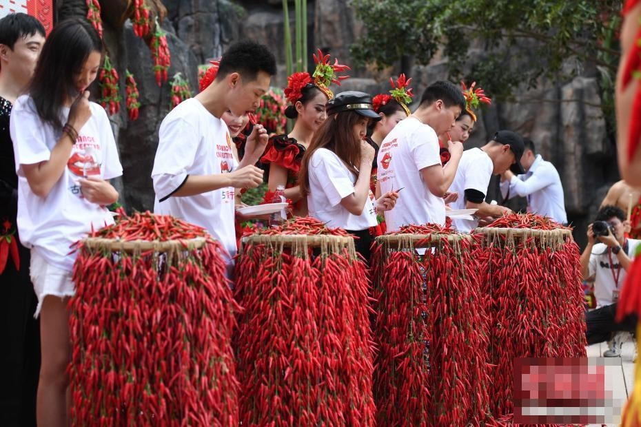 Nong bung nguoi voi cuoc thi an ot chi thien sieu cay-Hinh-3