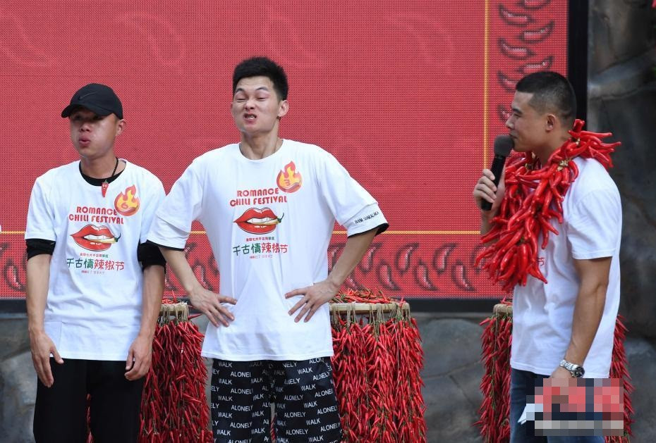 Nong bung nguoi voi cuoc thi an ot chi thien sieu cay-Hinh-2