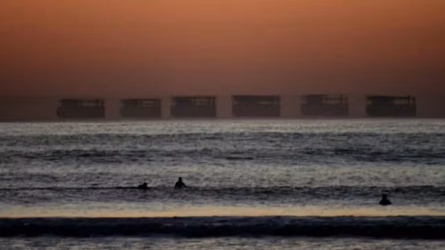 Fata Morgana là một dạng ảo ảnh cao cấp, rất phức tạp, được nhìn thấy trong một dải hẹp ngay phía trên đường chân trời. Được biết, nguyên nhân gây ra dạng ảo ảnh này là do không khí có nhiệt độ khác nhau làm biến dạng sóng ánh sáng.