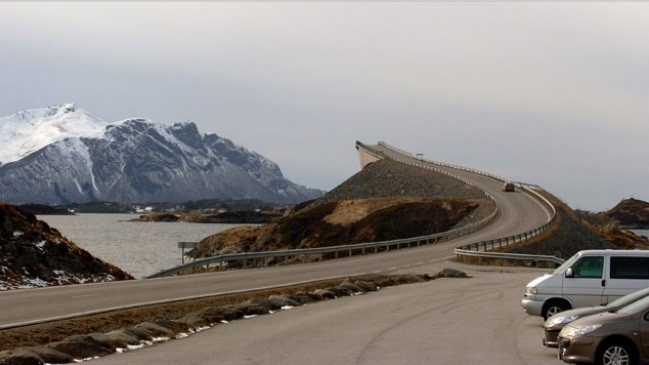 Mặc dù cây cầu Na Uy này có vẻ như dẫn đến hư vô, thế nhưng chỉ cần đứng chếch góc khác, cây cầu này thực sự rất bình thường. Có đoạn cong thoải về phía bên phải.
