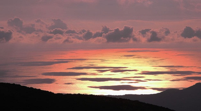 Trông giống như những hòn đảo trên đại dương, bóng mây có thể tạo ra hiệu ứng thú vị, đặc biệt là trong điều kiện ánh sáng yếu .