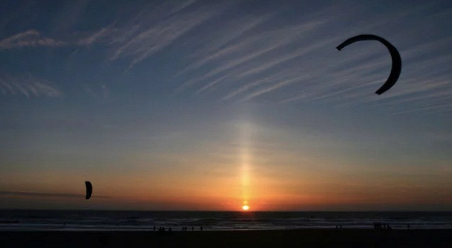 Trụ cột ánh sáng được tạo ra khi các tinh thể băng được ánh sáng mặt trời chiếu qua, tạo nên các chùm tia dọc, trông từ xa giống hệt như các cột sáng thần thoại.