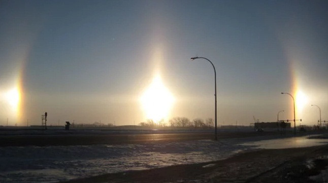 Còn được gọi là mặt trời ma, hiện tượng quang học thú vị này xảy ra khi các tinh thể băng trong khí quyển tạo ra hiệu ứng có thêm hai mặt trời ở hai bên trái và phải của mặt trời thật.