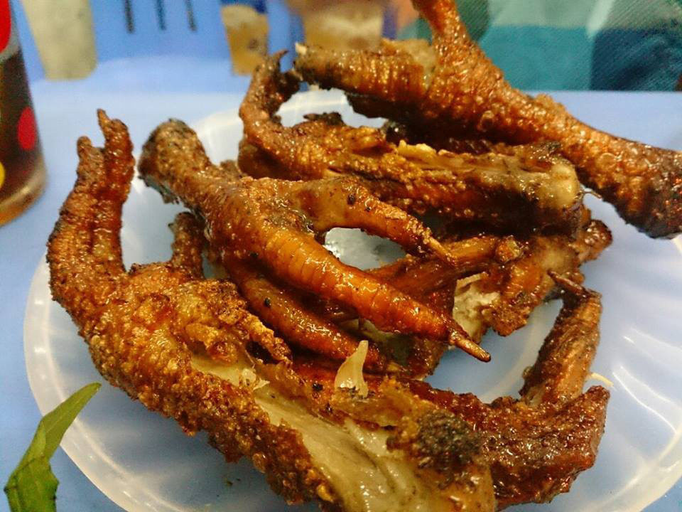 Su that rung minh ve mon chan ga nuong ban khap via he