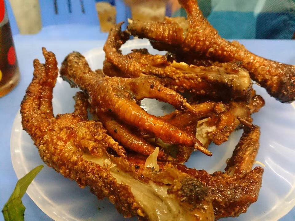 Su that rung minh ve mon chan ga nuong ban khap via he