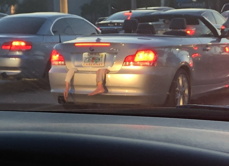 Rất nhiều người đã không khỏi giật mình hoảng hốt và muốn báo cảnh sát ngay lập tức khi nhìn thấy hình ảnh này. Thực tế, đây chỉ là một trò đùa kinh dị nhân ngày Halloween.